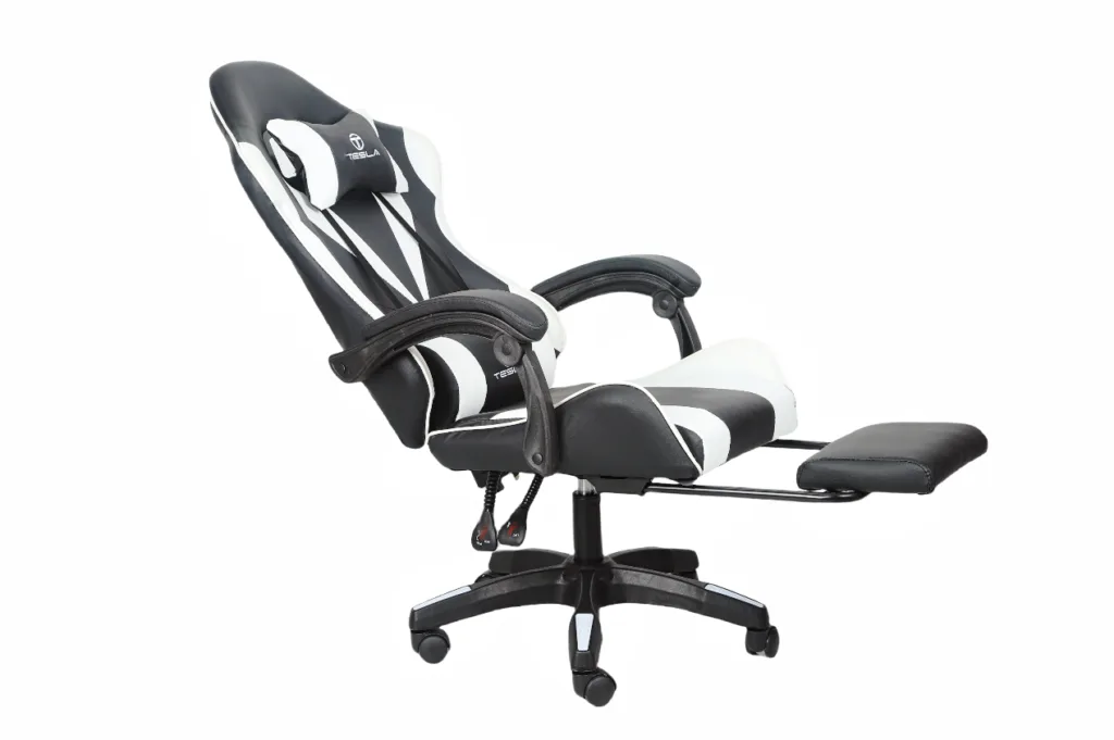 כיסא גיימינג Tesla דגם 7001 בצבע לבן ושחור עם המושב מוטה לאחור והדום הרגליים פתוח – מבט אלכסוני מהצד