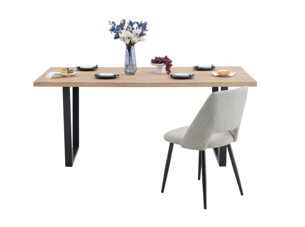 שולחן אוכל רחב בגימור עץ אלון, מידות 180×90 ס"מ. משטח עבה, רגלי מתכת שחורות, עיצוב מודרני. משלוח מהיר מבית Step Up.
