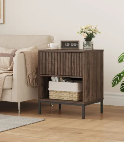 שידת לילה מעוצבת לצד המיטה בצבע אגוז דגם 3073 מבית Step Up – עשויה פלטת MDF בציפוי PVC דמוי עץ בצבע אגוז כולל עיצוב מודרני ו-משלוח מהיר. הזמינו עכשיו!