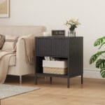 שידת לילה מעוצבת לצד המיטה בצבע שחור דגם 3073