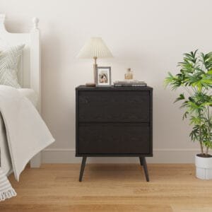 שידת לילה מעוצבת לצד המיטה בצבע שחור דגם 3071 מבית Step Up – עשויה פלטת MDF בציפוי PVC דמוי עץ בצבע שחור כולל עיצוב מודרני ו-משלוח מהיר. הזמינו עכשיו!
