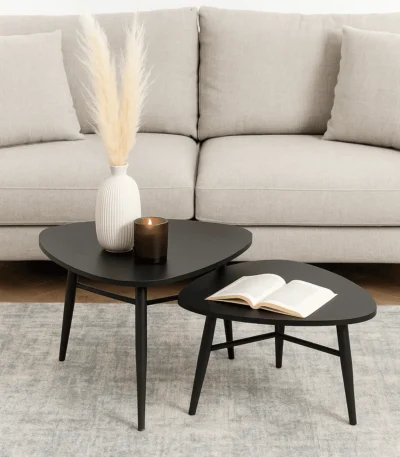 שולחנות קפה בצבע עץ שחור דגם 5008 – גימור טבעי וחמים, רגלי מתכת שחורות, עיצוב נקי, שני שולחנות בגדלים שונים, הרכבה פשוטה ונוחה.