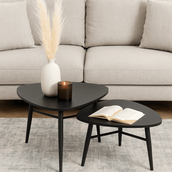 שולחנות קפה בצבע עץ שחור דגם 5008 – גימור טבעי וחמים, רגלי מתכת שחורות, עיצוב נקי, שני שולחנות בגדלים שונים, הרכבה פשוטה ונוחה.