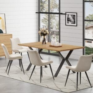 שולחן אוכל מלבני דגם 806 בגימור עץ אלון – עשוי MDF חזק בציפוי מלמין, רגלי מתכת יציבות ועיצוב מודרני חמים. מתאים ל־6–8 סועדים.