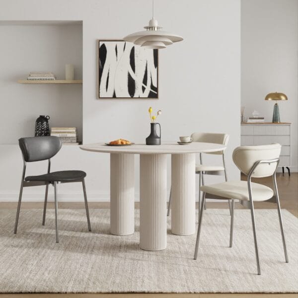 שולחן פינת אוכל עגול דגם 810 בצבע סהרה – שלוש רגלי עץ רחבות, עיצוב מוקפד ונראות מודרנית. מותג Step Up עם שירות ואחריות מלאה. 