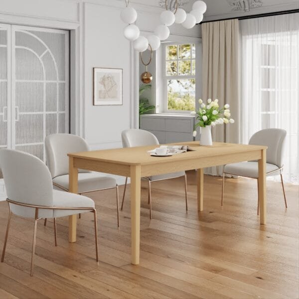 שולחן אוכל מלבני דגם 808 בגימור עץ אלון – פלטת MDF בציפוי מלמין, רגלי עץ אמיתי ליציבות ונראות טבעית. מושלם ל־6–8 סועדים, עמיד ונוח לשימוש יומיומי.