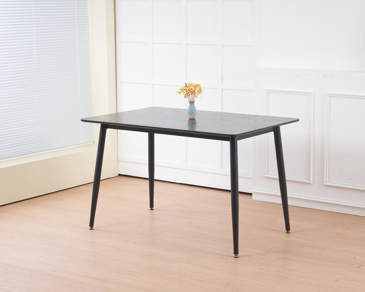 שולחן פינת אוכל מלבני דגם 801 בצבע שחור עם משטח MDF ורגלי מתכת חזקות. עיצוב מודרני ואלגנטי, מתאים ל־4 סועדים, הרכבה פשוטה ומהירה.