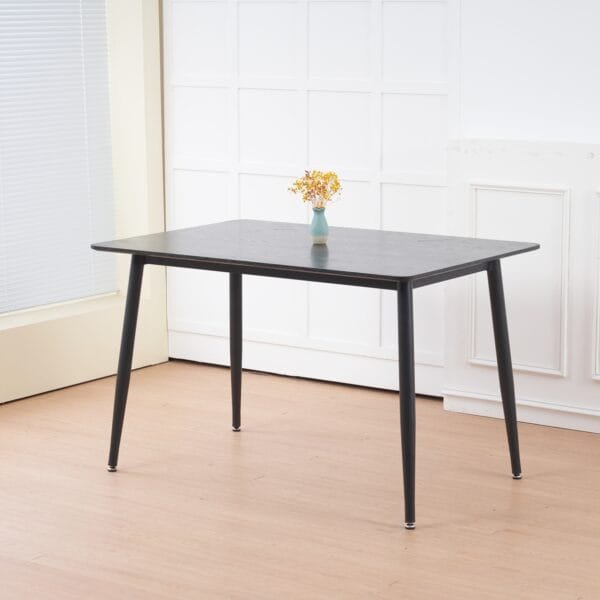 שולחן פינת אוכל מלבני דגם 801 בצבע שחור עם משטח MDF ורגלי מתכת חזקות. עיצוב מודרני ואלגנטי, מתאים ל־4 סועדים, הרכבה פשוטה ומהירה.