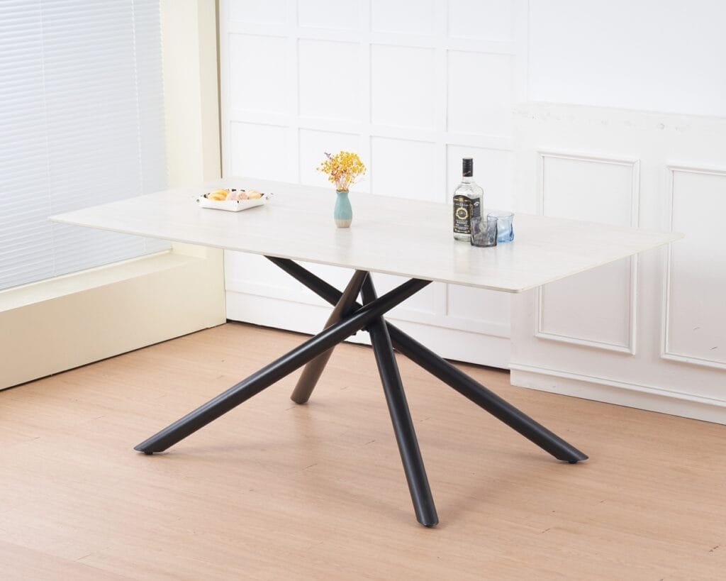 שולחן פינת אוכל מלבני דגם 814 בגוון טרוונטין יוקרתי. משטח שיש סינטטי בעובי 12 מ"מ, רגלי מתכת יציבות ועיצוב מודרני ל־6–8 סועדים.