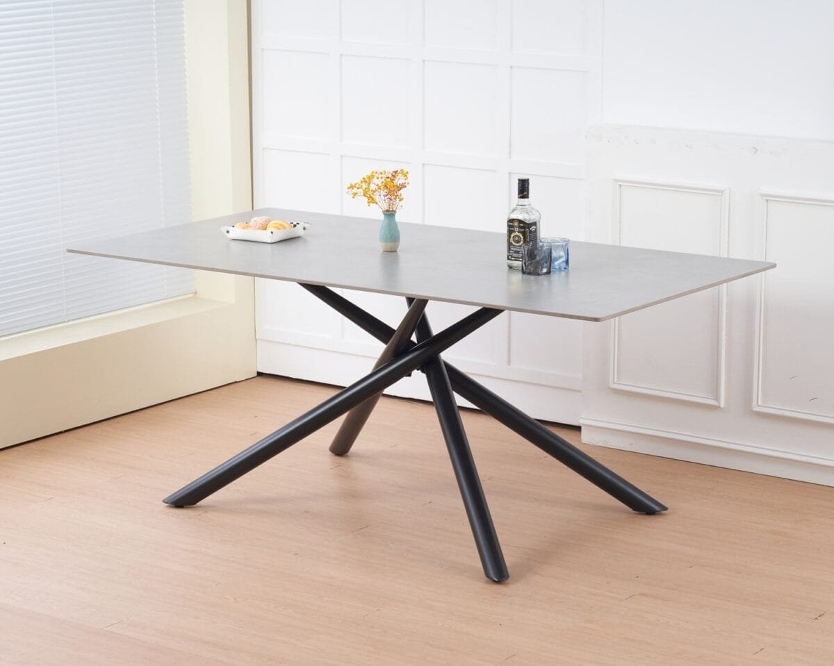 שולחן פינת אוכל מלבני דגם 814 בצבע אפור, משטח שיש סינטטי עמיד בעובי 12 מ"מ ורגלי מתכת יציבות. עיצוב יוקרתי, מתאים ל־6–8 סועדים.