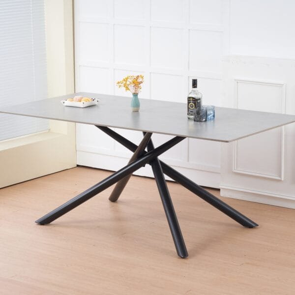 שולחן פינת אוכל מלבני דגם 814 בצבע אפור, משטח שיש סינטטי עמיד בעובי 12 מ"מ ורגלי מתכת יציבות. עיצוב יוקרתי, מתאים ל־6–8 סועדים.