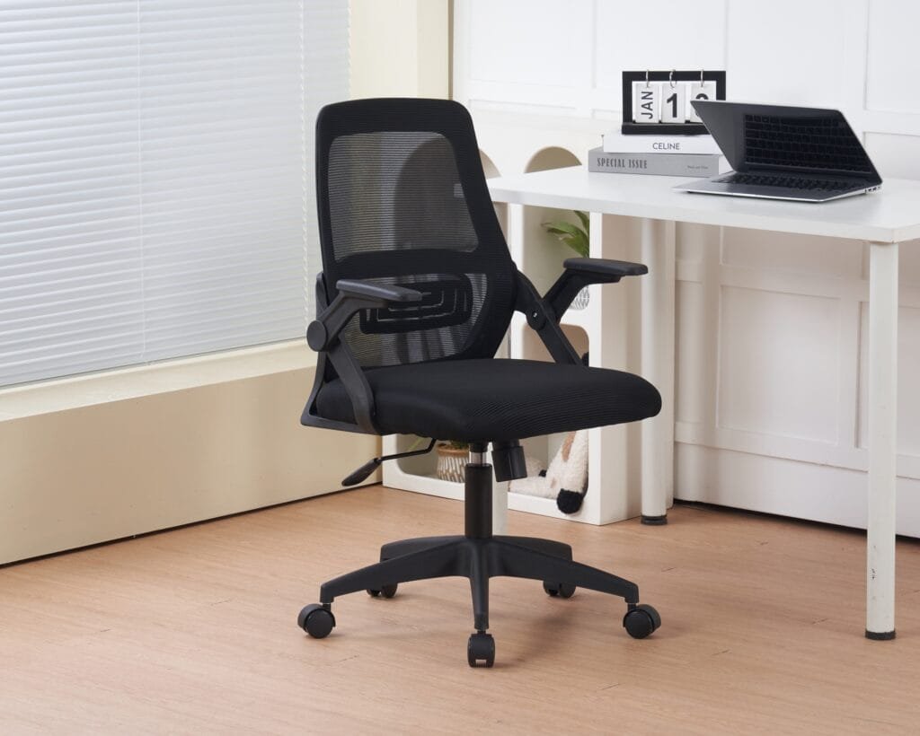 כיסא מחשב משרדי שחור דגם 7014 מבית Step Up – ידיות מתכווננות, מנגנון הרמה פנאומטי, מנגנון הטיה, גב רשת אורטופדי ומושב מרופד 6.5 ס״מ. מתאים עד 130 ק״ג.