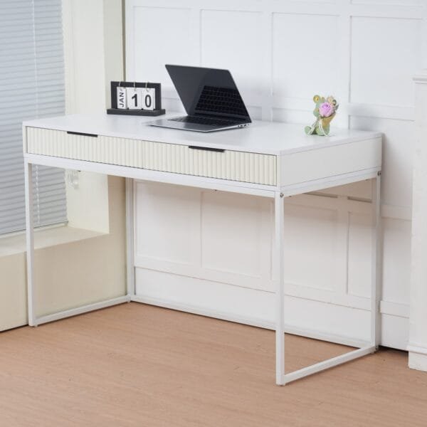 שולחן כתיבה דגם 1207 מבית Step Up – משטח MDF לבן איכותי, רגלי ברזל חזקות, 2 מגירות אחסון ועיצוב מודרני. מתאים לחדרי עבודה, משרדים ובתים.
