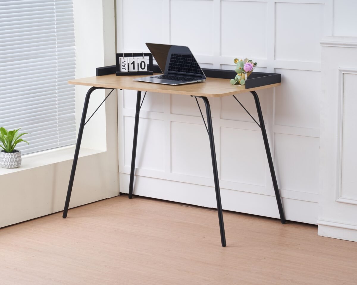 שולחן כתיבה דגם 1208 Step Up – משטח MDF איכותי בגימור עץ טבעי עם רגלי ברזל שחורות יציבות. שולחן מודרני, חזק ונוח לשימוש במשרד, בחדר נוער או בעמדת עבודה ביתית. מידות: 100×55×75 ס"מ.