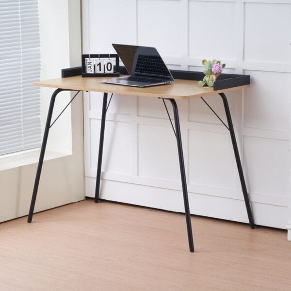 שולחן כתיבה דגם 1208 Step Up – משטח MDF איכותי בגימור עץ טבעי עם רגלי ברזל שחורות יציבות. שולחן מודרני, חזק ונוח לשימוש במשרד, בחדר נוער או בעמדת עבודה ביתית. מידות: 100×55×75 ס"מ.