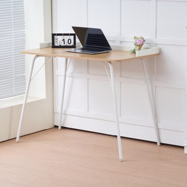 שולחן כתיבה דגם 1208 מבית Step Up – משטח MDF עמיד בגימור עץ טבעי, רגלי מתכת לבנות ועיצוב מינימליסטי. מושלם לחדרי נוער, משרד ובית.