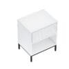 שידת לילה לבנה דגם 3073 מבית Step Up – עשויה MDF איכותי, רגלי מתכת יציבות, מגירה בלחיצה ומדף תחתון. שילוב מושלם של עיצוב ונוחות לחדר השינה.