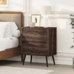 שידת לילה מעוצבת לצד המיטה בצבע אגוז דגם 3071