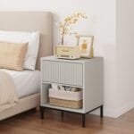 שידת לילה מעוצבת לצד המיטה בצבע שמנת דגם 3073