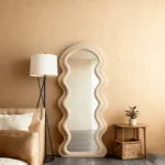 מראה אמורפית מרופדת בבד קטיפה בצבע קרם דגם 9001