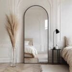 מראת גוף חצי אובלית מבית Step Up בעיצוב יוקרתי בצבע שחור. כוללת זכוכית אופטית באיכות HD ומסגרת עמידה בצביעה בתנור. מתאימה לתלייה או להעמדה. דגם 9007.