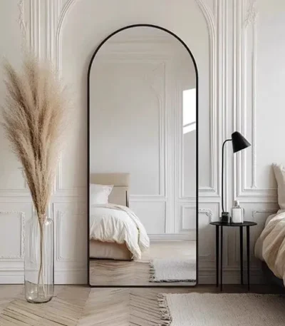 מראת גוף חצי אובלית מבית Step Up בעיצוב יוקרתי בצבע שחור. כוללת זכוכית אופטית באיכות HD ומסגרת עמידה בצביעה בתנור. מתאימה לתלייה או להעמדה. דגם 9007.