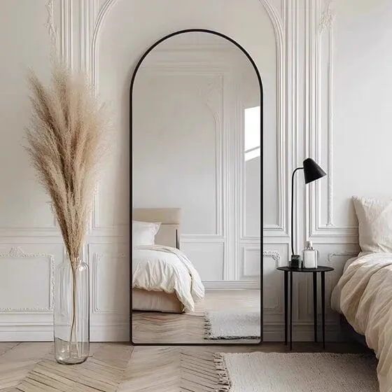 מראת גוף חצי אובלית מבית Step Up בעיצוב יוקרתי בצבע שחור. כוללת זכוכית אופטית באיכות HD ומסגרת עמידה בצביעה בתנור. מתאימה לתלייה או להעמדה. דגם 9007.