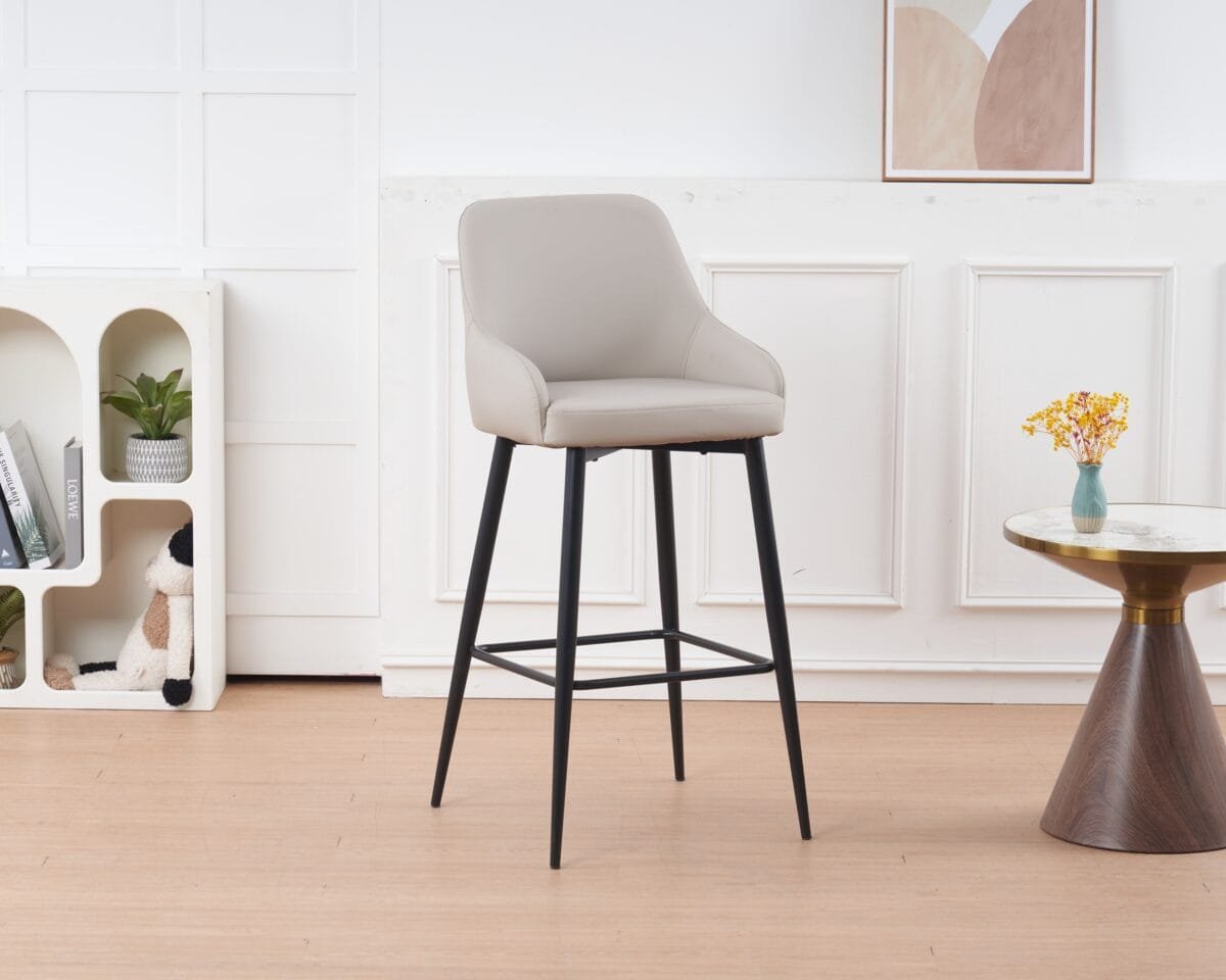 כיסא בר דגם 6134 בצבע קרם. ריפוד דמוי עור סינטטי איכותי, רגלי מתכת יחידה אחת ליציבות מקסימלית, נושא עד 140 ק"ג. עיצוב יוקרתי מבית Step Up.