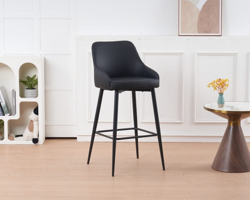 כיסא בר דגם 6134 בצבע שחור. ריפוד דמוי עור איכותי, רגלי מתכת יחידה אחת ללא ברגים, נושא עד 140 ק"ג. עיצוב יוקרתי, נוחות גבוהה ועמידות מבית Step Up.