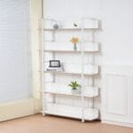 יחידת מדפים מעוצבת בצבע לבן בשילוב עץ דגם 204