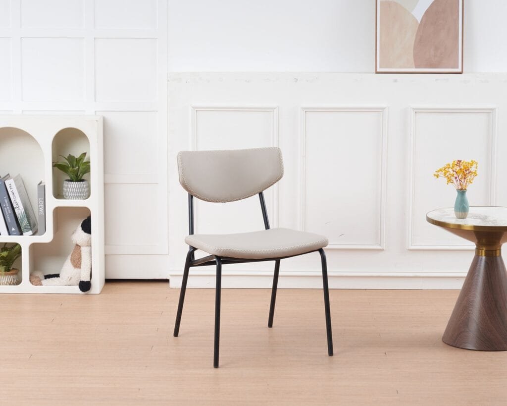 כיסא דגם 6135 בצבע קרם. ריפוד דמוי עור סינטטי איכותי, רגלי מתכת יציבות, נושא עד 140 ק"ג. עיצוב יוקרתי, נוחות גבוהה והרכבה מהירה מבית Step Up.