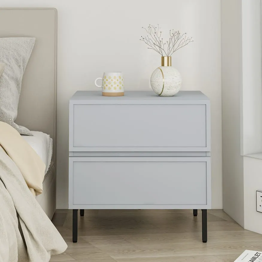 שידת לילה אפורה דגם 3288 מבית Step Up – עיצוב מודרני ונקי עם שתי מגירות ורגלי מתכת חזקות בצביעה בתנור. עשויה MDF איכותי בציפוי PVC חלק לעמידות מרבית.