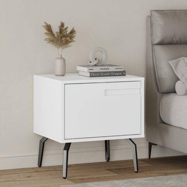 שידת לילה מעוצבת לצד המיטה בצבע לבן דגם 3289