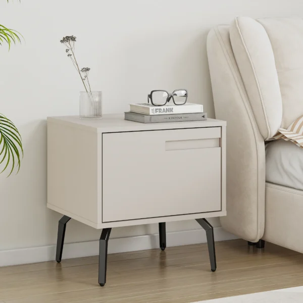 שידת לילה מעוצבת לצד המיטה בצבע שמנת דגם 3289