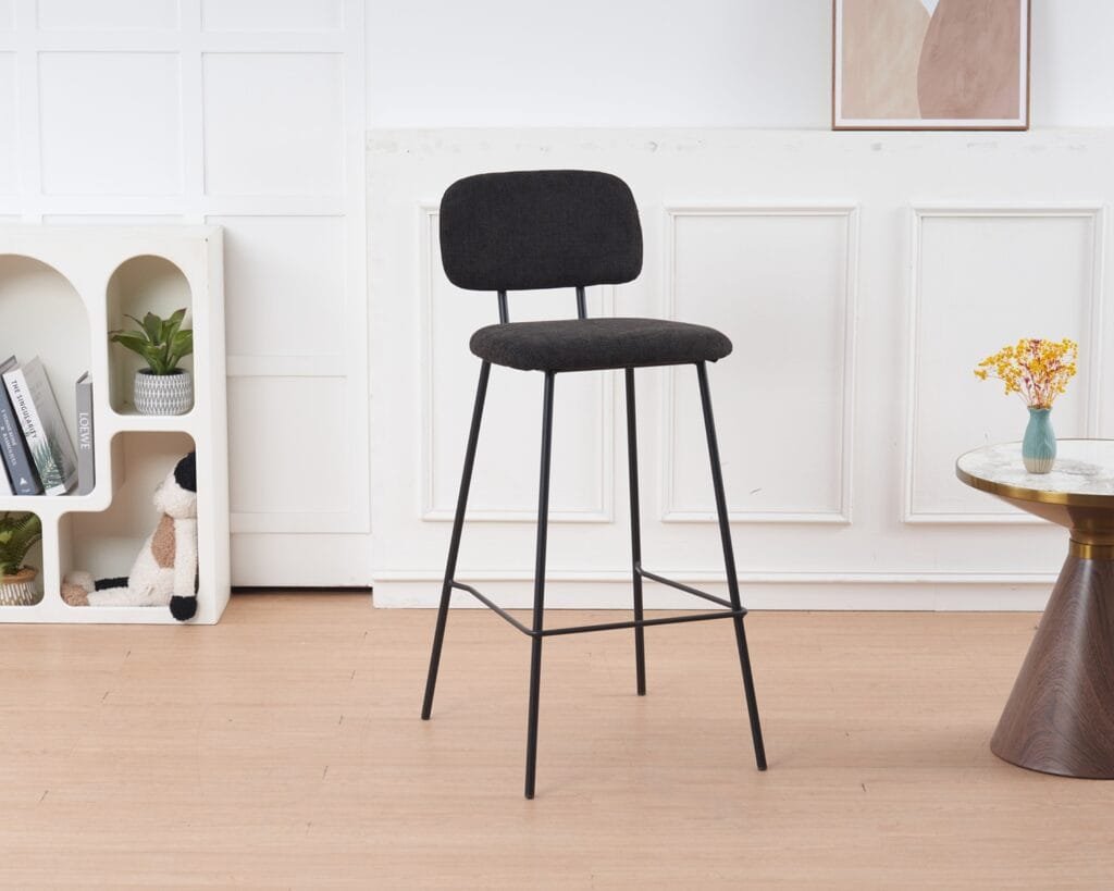 זוג כיסאות בר מרופדים דגם 6143 בצבע שחור. עיצוב מודרני, רגלי מתכת עמידות, ריפוד נוח וקל לניקוי, מתאים לאי המטבח ולבר ביתי. כולל הרכבה פשוטה ועמידות עד 140 ק״ג.