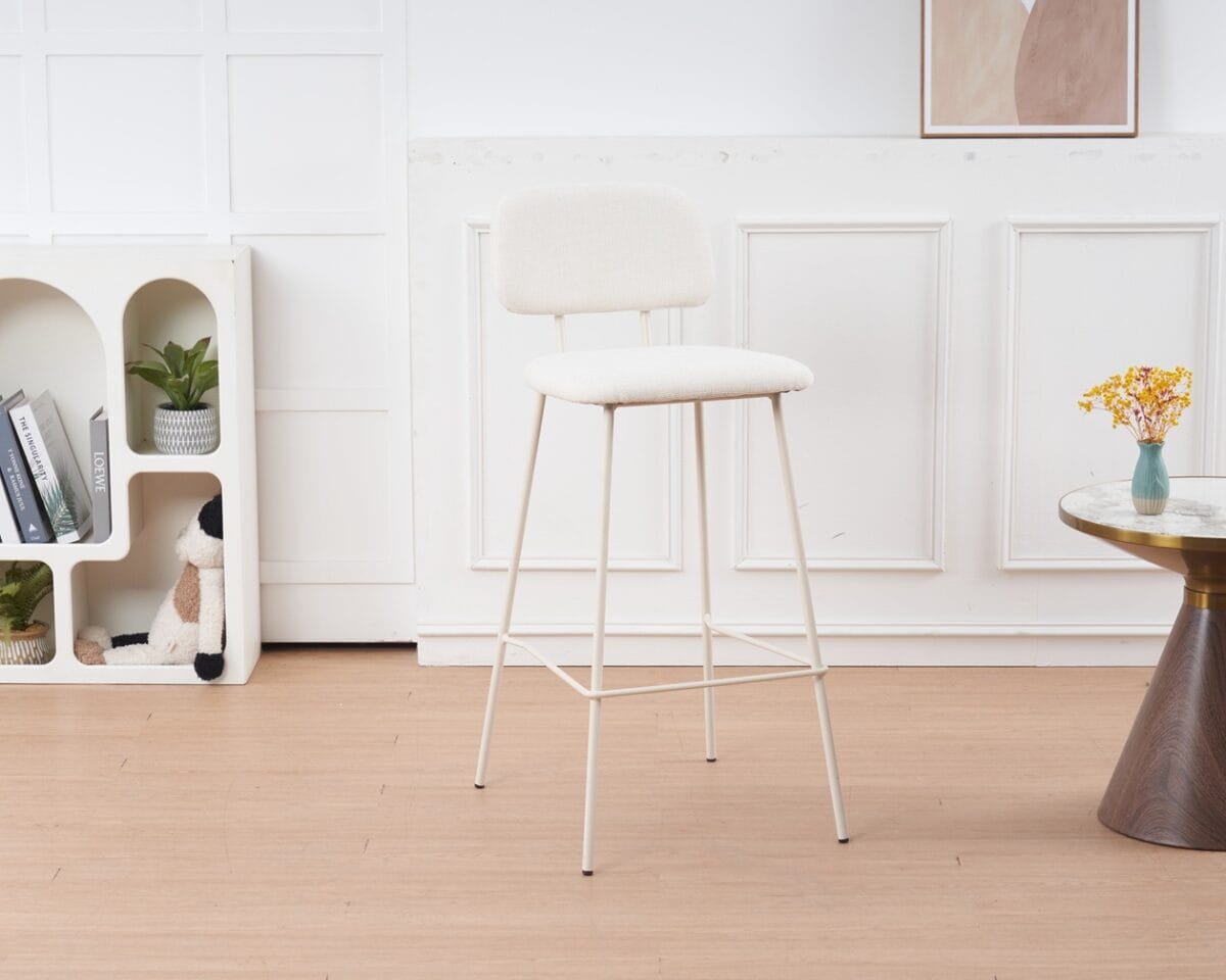 כיסא בר מרופד דגם 6143 בצבע קרם – עיצוב מודרני ואלגנטי, ריפוד נוח, רגלי מתכת עמידות ויציבות עד 140 ק״ג. מתאים לאי המטבח ולבר ביתי, הרכבה קלה ומהירה.