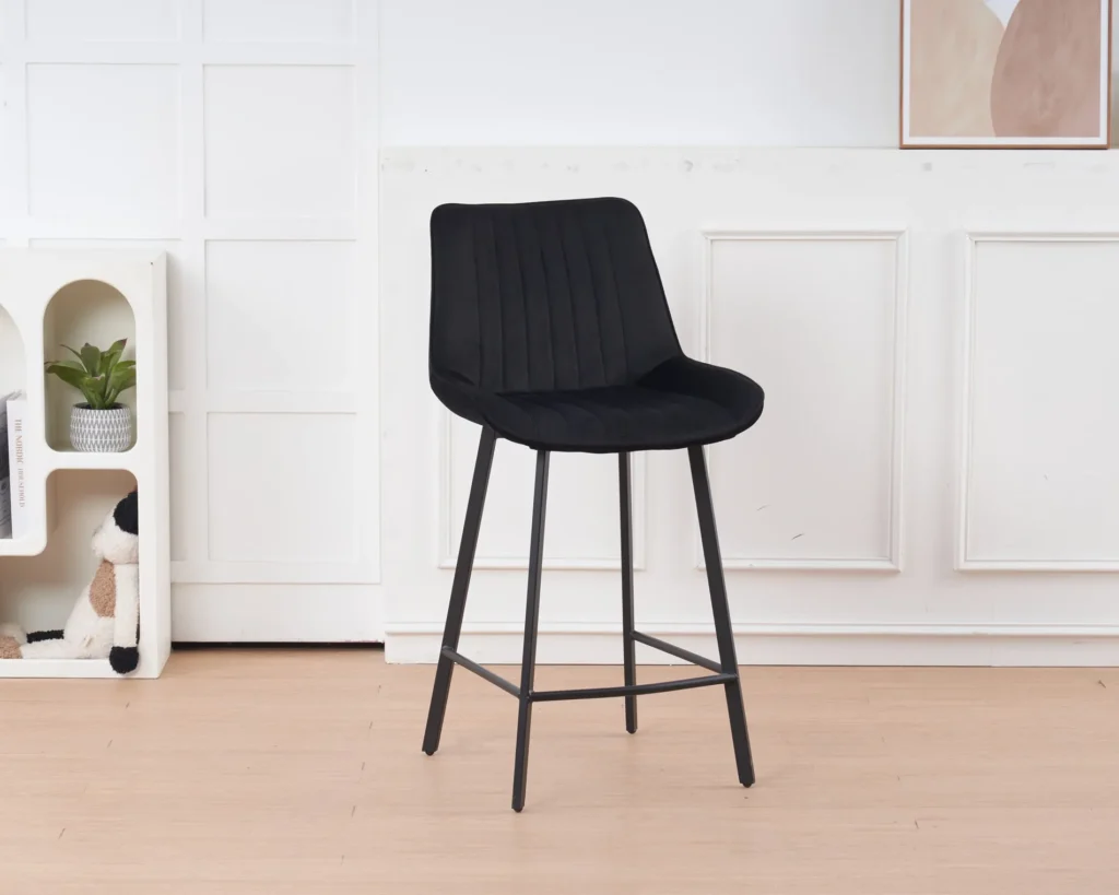 כיסא בר דגם 6144 בצבע שחור משלב נוחות, עמידות ומראה יוקרתי. לכן הוא מהווה בחירה מצוינת לפינת בר מעוצבת ולשימוש יומיומי.