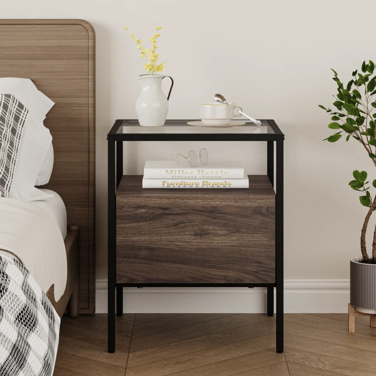 ⁦שידת לילה מעוצבת לצד המיטה בצבע אגוז בשילוב זכוכית דגם 3284⁩ – תמונה ⁦2⁩