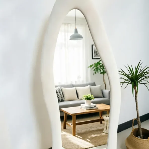 מראת גוף אמורפית מרופדת בבד בוקלה בצבע לבן מבית Step Up דגם 9008