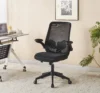 כיסא מחשב משרדי בגוון שחור בהצבה בפינת עבודה ביתית לצד שולחן ועציץ