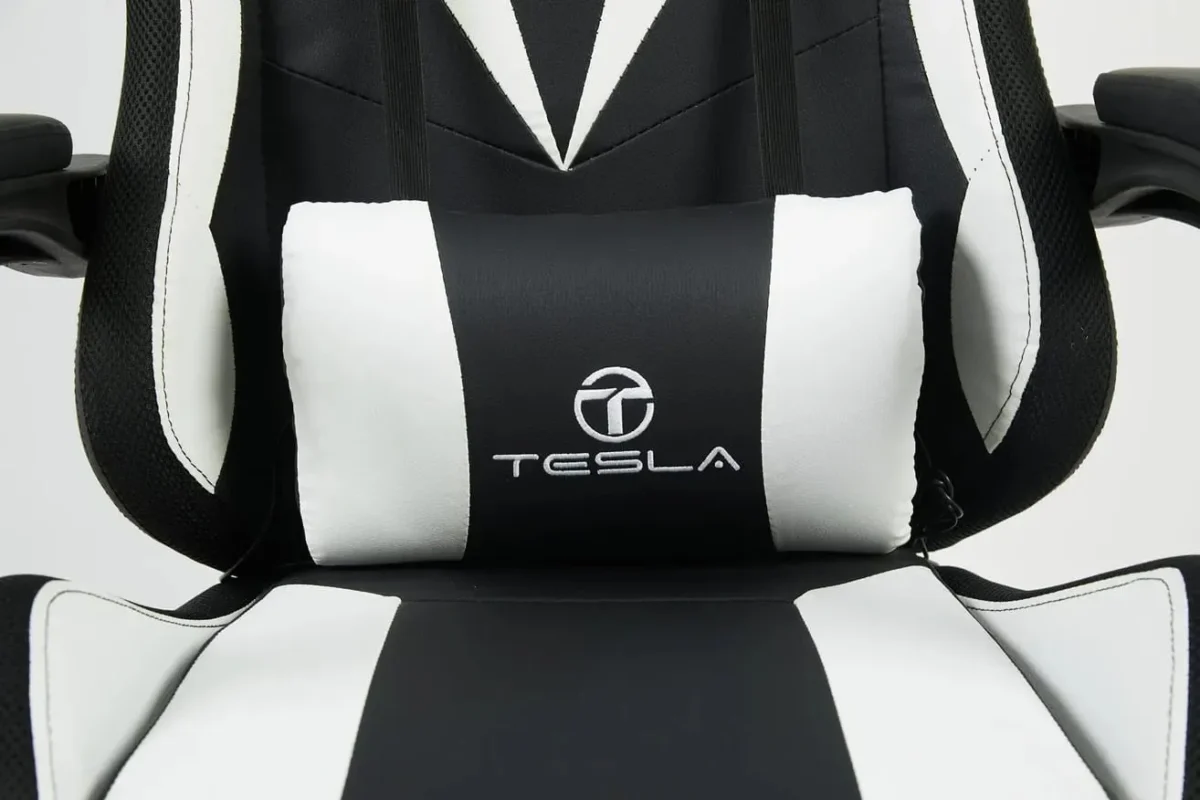 תקריב על כרית התמיכה הגבית של כיסא הגיימינג Tesla דגם 7031 עם לוגו המותג