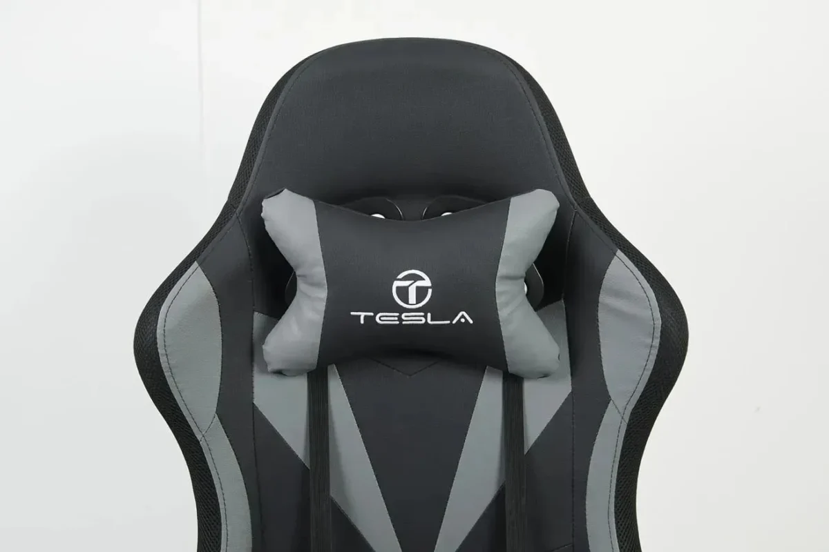 תקריב על כרית התמיכה לצוואר של כיסא הגיימינג Tesla דגם 7031 עם לוגו המותג