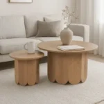 זוג שולחנות קפה עגולים בעץ אלון עם בסיס עלים מקומרים דגם 5015, בסלון עם כוס קפה ואגרטל פרחים