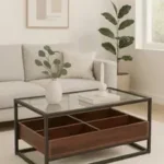 שולחן קפה מלבני עם משטח זכוכית ותאי אחסון בעץ אגוז דגם 5018, בסלון לצד ספה אפורה ותמונת קיר