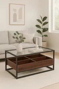 שולחן קפה מלבני עם משטח זכוכית ותאי אחסון בעץ אגוז דגם 5018, בסלון לצד ספה אפורה ותמונת קיר