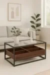 שולחן קפה מלבני עם משטח זכוכית ותאי אחסון בעץ אגוז דגם 5018, בסלון לצד ספה אפורה ועציץ