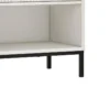 תקריב על תא האחסון הפתוח ורגל המתכת השחורה של שידת הלילה בגוון שמנת דגם 3073