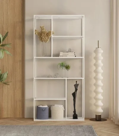 כוורת מתכת לבנה אסימטרית עם תאים בגדלים שונים דגם 207, בסלון לצד עציץ ומנורה גלית לבנה, עם אגרטל קש וסלסלות אחסון