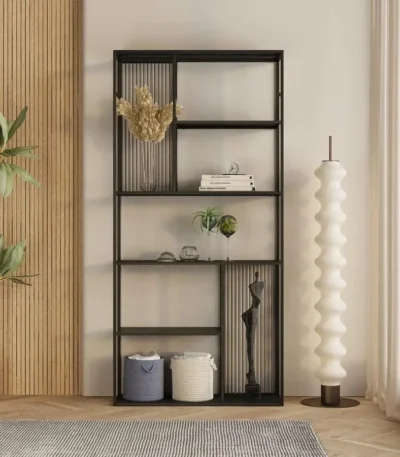 כוורת מתכת שחורה אסימטרית עם תאים בגדלים שונים דגם 207, בסלון לצד עציץ ומנורה גלית לבנה, עם ספרים ואגרטל קש