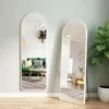 שתי מראות גוף בצורת קשת עם מסגרת בצבע לבן, אחת תלויה ואחת עומדת, ליד ספה ירוקה - הדמיית חדר